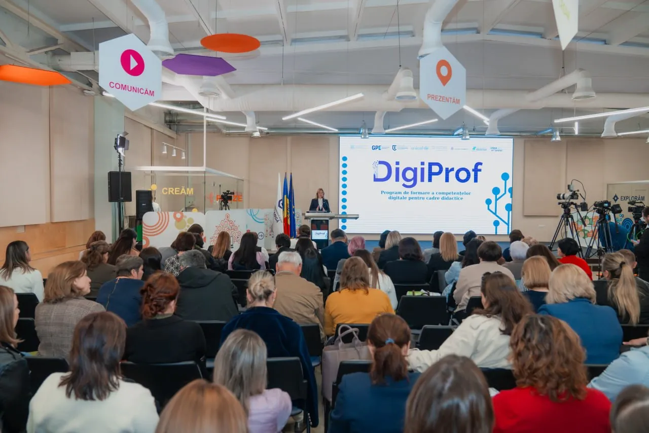 Cadrele didactice pot beneficia de un nou program de formare profesională pentru dezvoltarea competențelor digitale