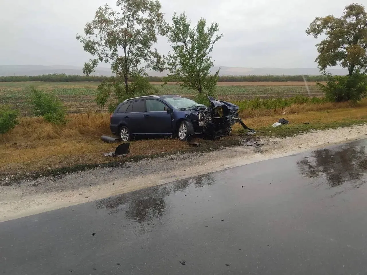 O maşină a intrat într-un camion pe traseul Bălți-Florești: Un șofer, spitalizat