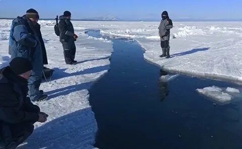 На юге Сахалина оторвало от берега льдину с шестью сотнями рыбаков