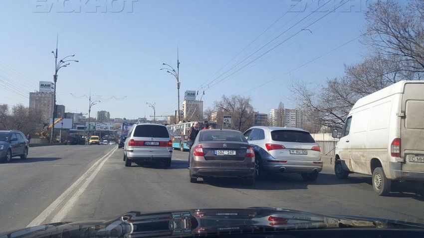 На мосту у цирка из-за аварии образовалась пробка