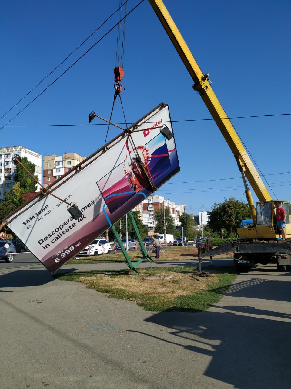 На Чеканах демонтировали рекламный щит