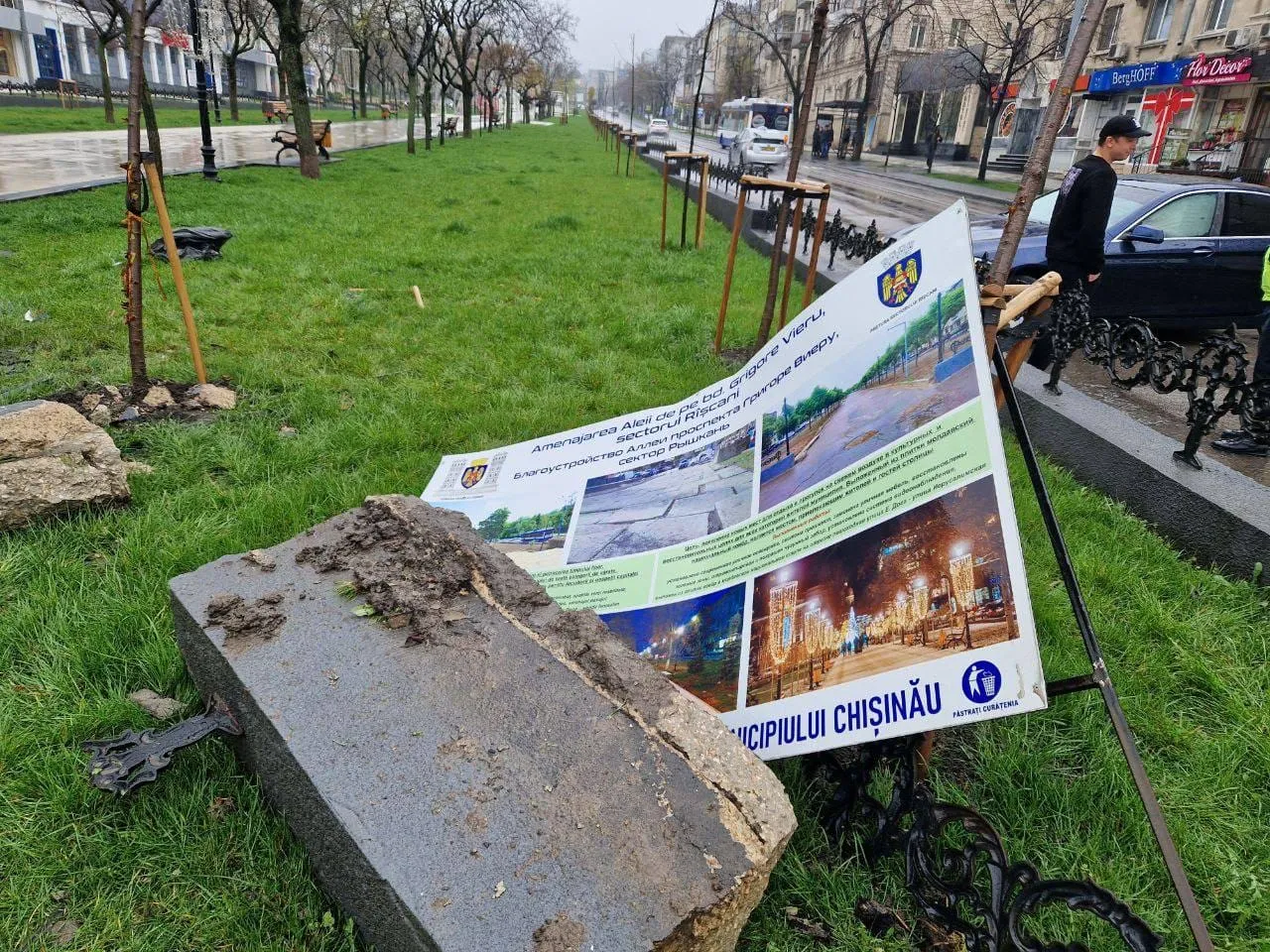 На аллее Григоре Виеру автомобиль врезался в ограждение, разрушив его