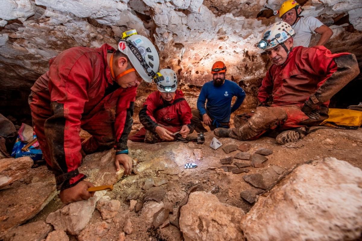 В Мексике археологи нашли редкое каноэ индейцев майя возрастом 1000 лет