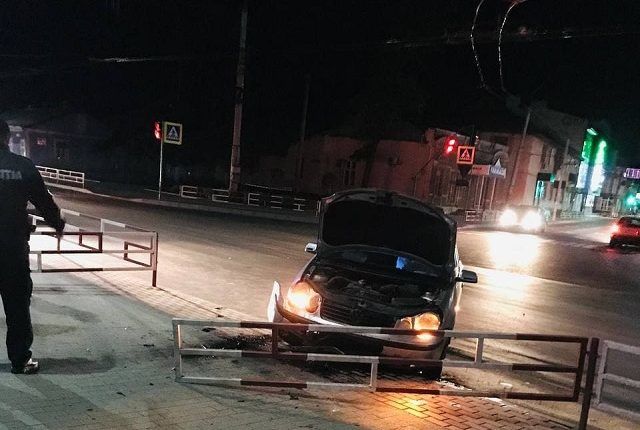 В Бельцах пьяный водитель врезался в парапет