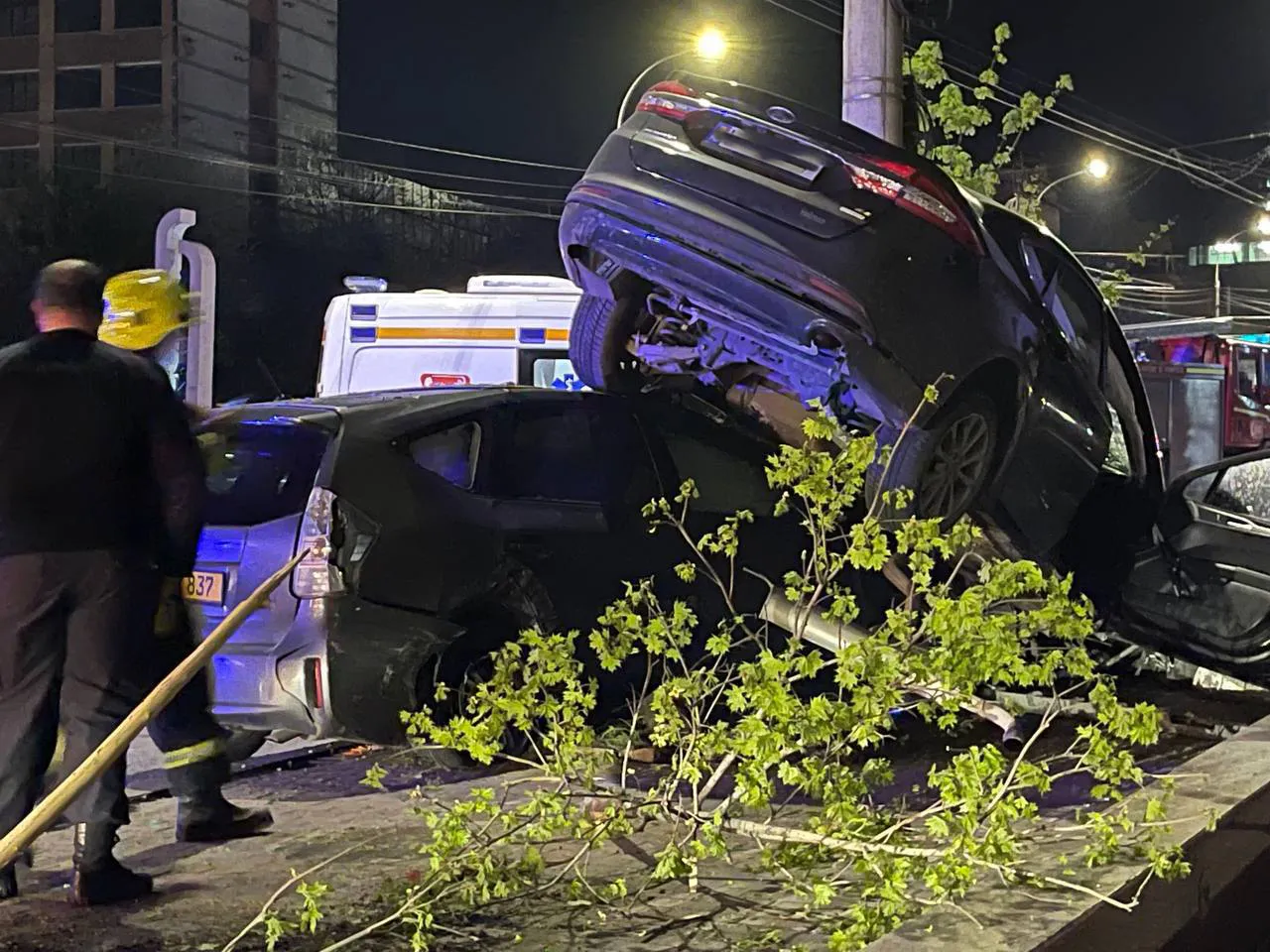 В Кишиневе один автомобиль оказался на крыше у другого в результате ДТП