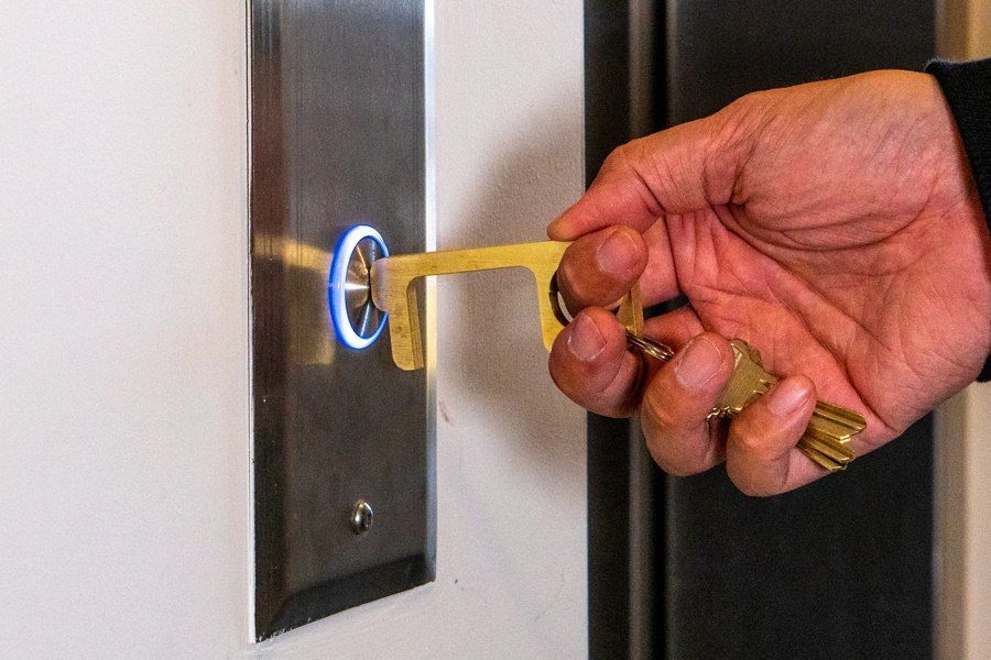 В Японии разработали крючки для бесконтактного пользования лифтом