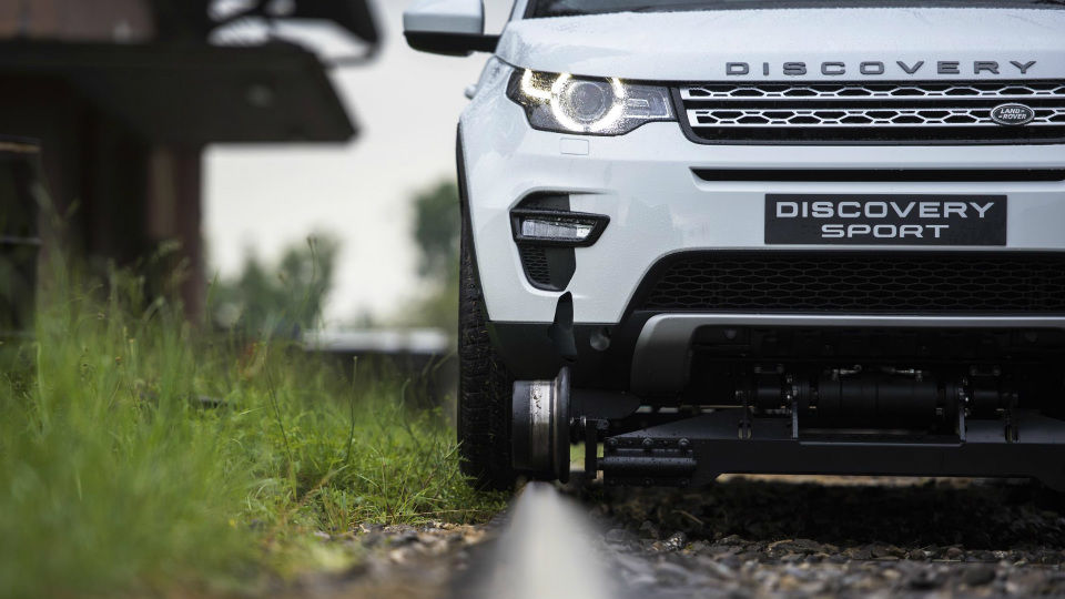 Land Rover Discovery Sport протащил по рельсам 100-тонный поезд
