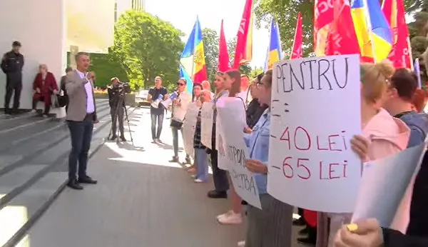 ПСРМ протестует у здания Минсельхоза: Министра в отставку