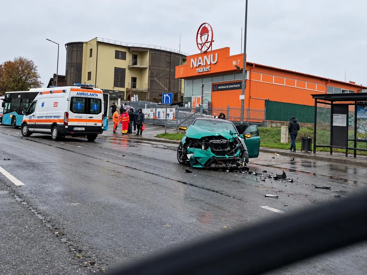 В Ставченах BMW столкнулся с автобусом и получил серьезные повреждения
