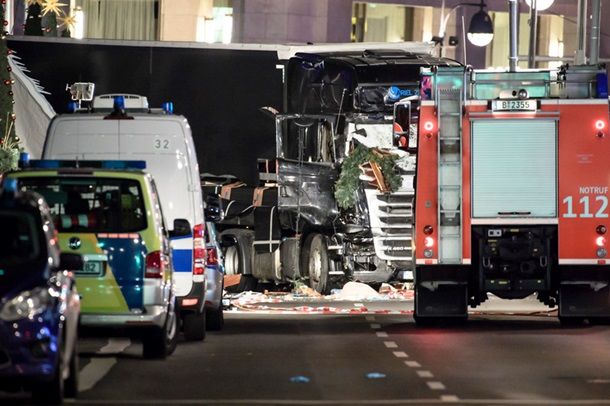 Un camion a intrat în mulțime în apropierea unui târg de Crăciun din Berlin