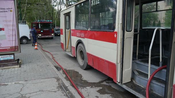 В центре Кишинева загорелся троллейбус с пассажирами