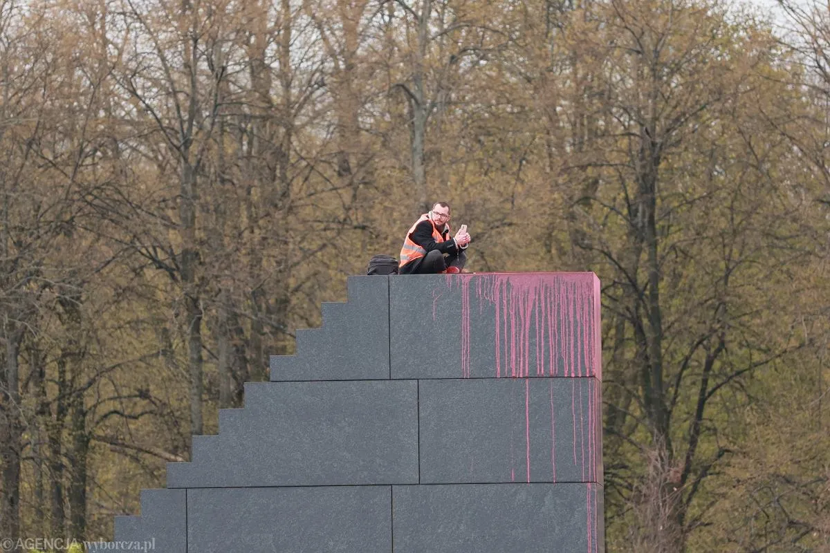 Un eco-activist a turnat sânge artificial pe un monument al victimelor catastrofei de la Smolensk din Varșovia