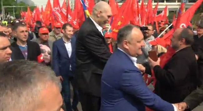 Dodon si boxerul Valuev, baie de mulțime la marșul socialiștilor de 1 mai