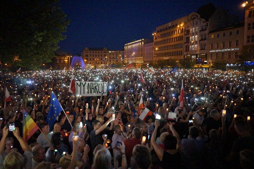 Mii de polonezi au protestat cu lumânări aprinse pentru apărarea justiției
