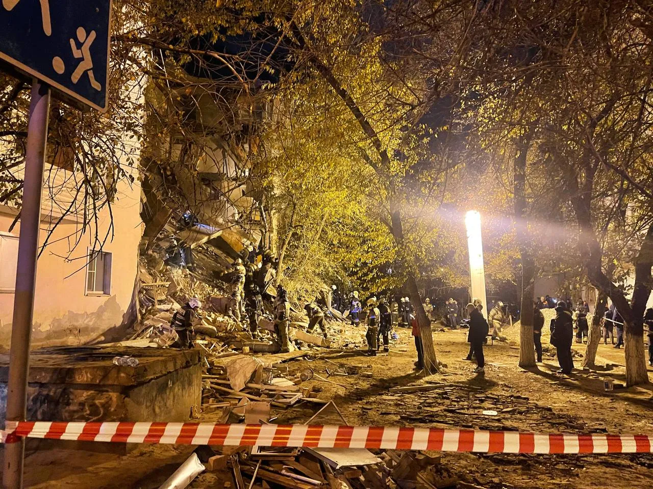 В Астрахани обрушились 2 подъезда дома: жильцов эвакуировали, узнав о трещине