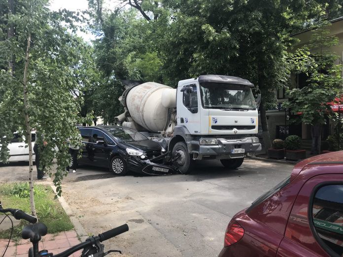 ДТП в центре столицы: легковушка въехала в бетономешалку