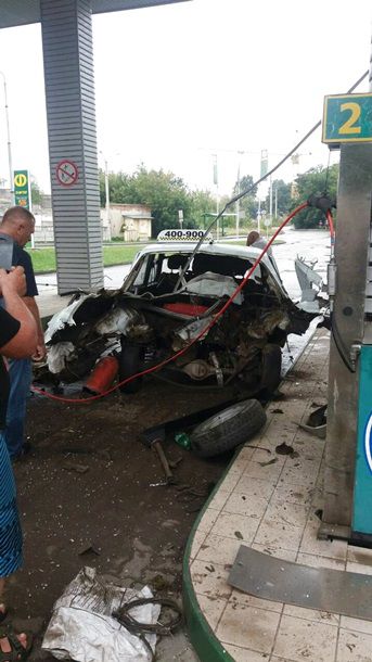 В Тернополе от взрыва на заправке такси разорвало пополам