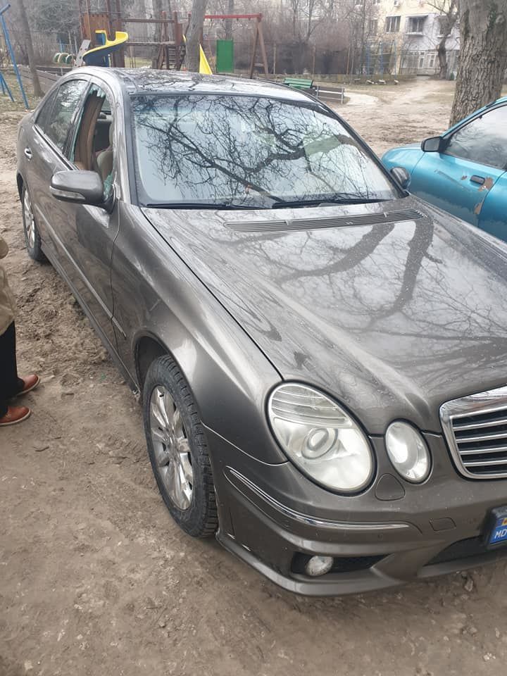 На одной из улиц столицы неизвестные разбили стекло автомобиля