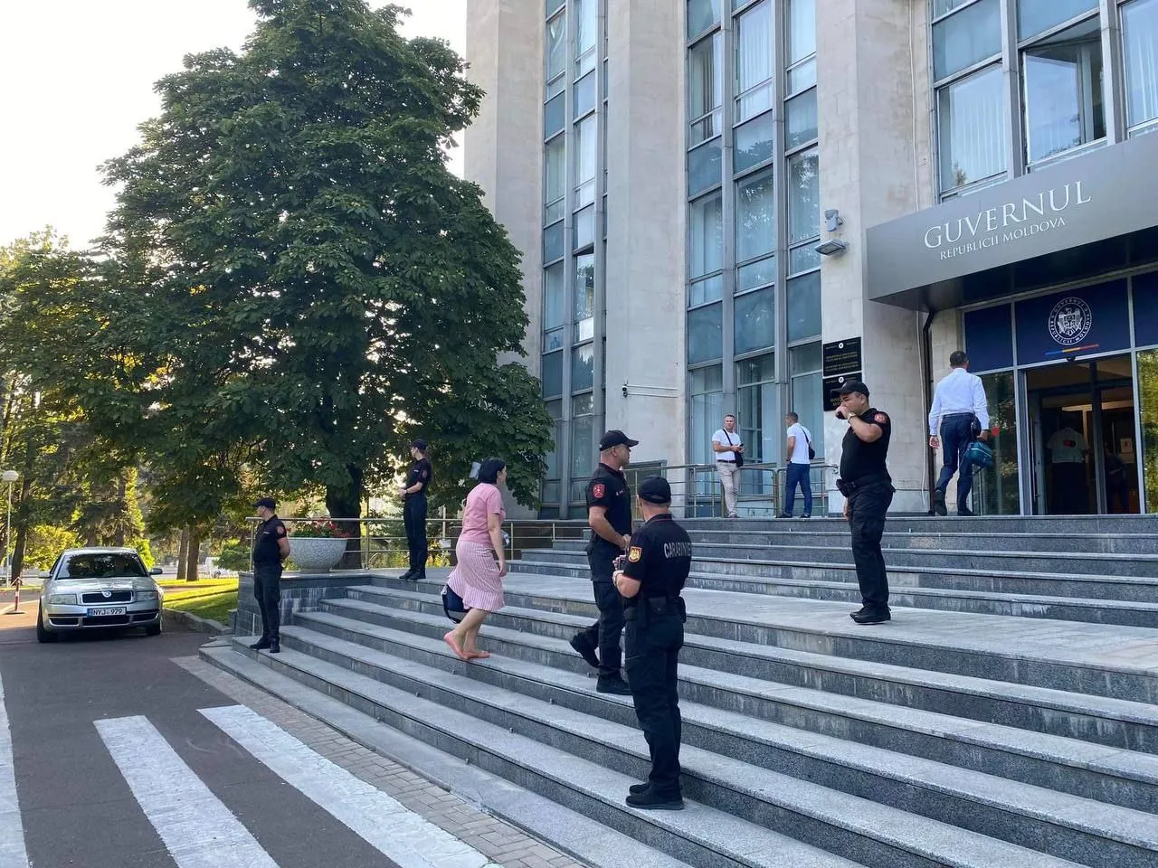 Жители района Яловены протестуют у правительства против закрытия лицеев