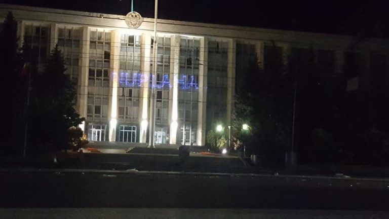 Surpriză nocturnă. Mesajul apărut pe clădirea Guvernului