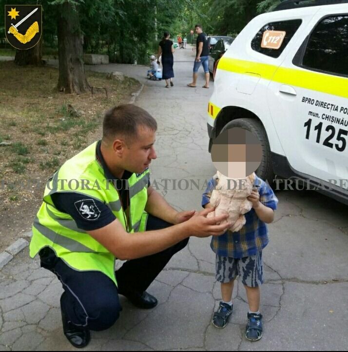 Патрульные нашли на улице потерявшегося малыша