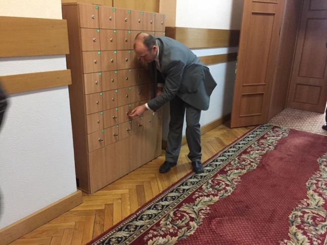 В правительстве появился шкаф для хранения мобильных телефонов