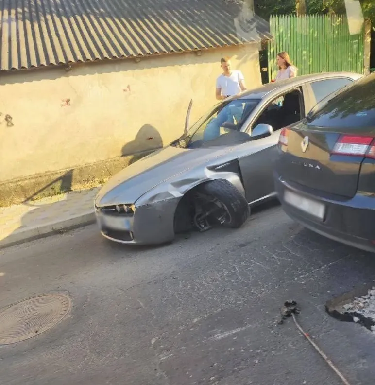 В Дурлештах из-за ямы на дороге серьезно поврежден автомобиль