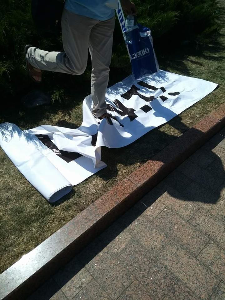 Manifestanții au plecat, gunoiul a rămas. Sticle și pancarte aruncate pe jos de susținătorii votului mixt