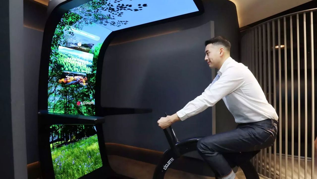 LG представила кресло со встроенным изогнутым телевизором