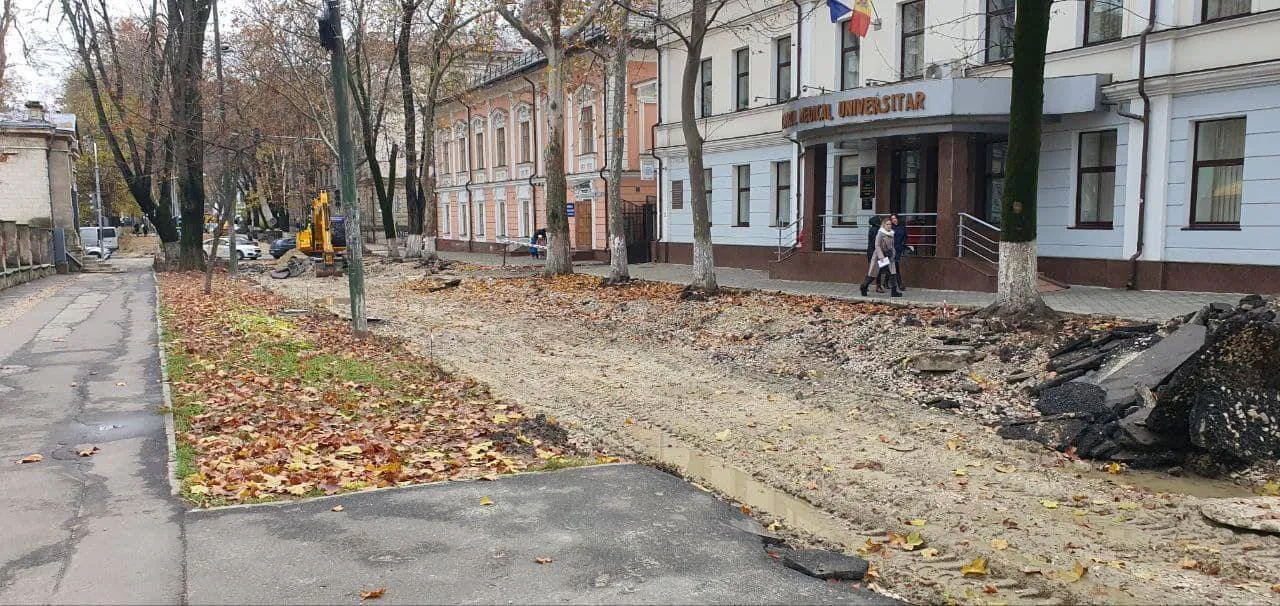 На нескольких улицах в центре Кишиневе ведутся последние работы в этом году