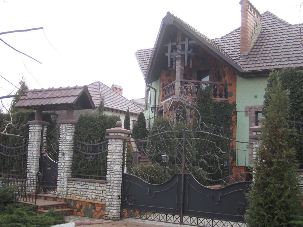 Paradox moldovenesc. Cu imobil și automobile de lux, dar sărac în declarația de avere.