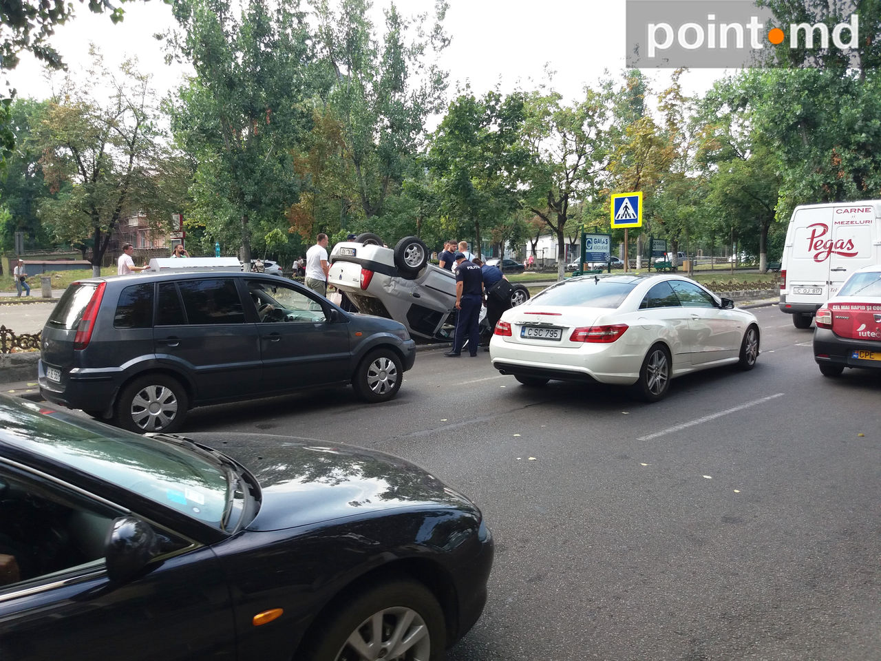 Accident teribil în Capitală: O Dacia Logan s-a răsturnat