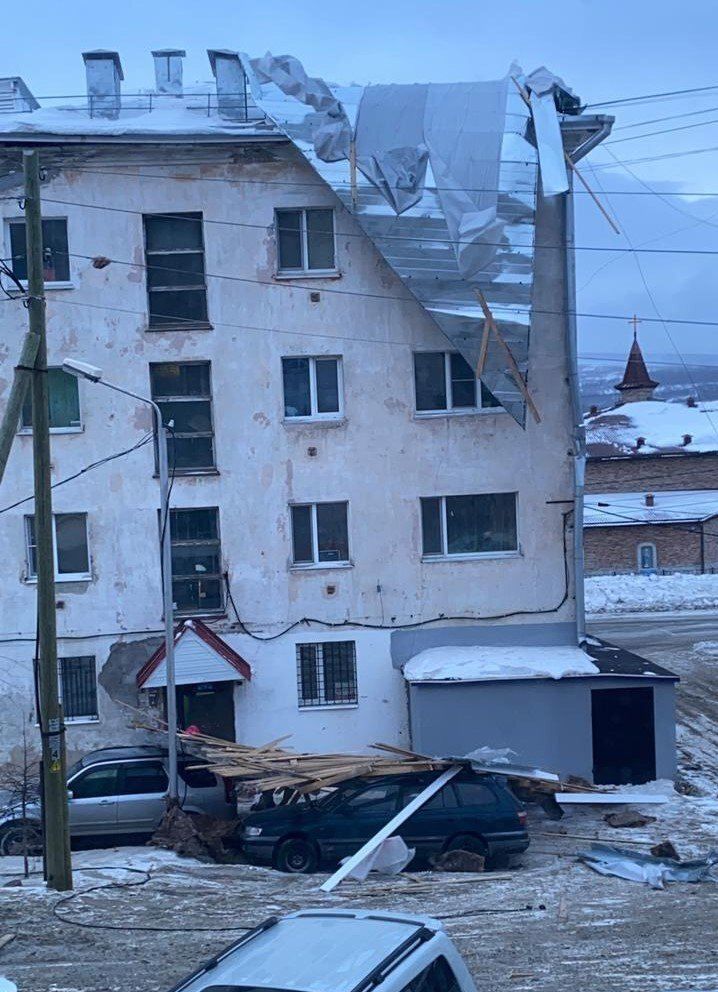 Мощный ураган в Магадане сбил людей с ног и сорвал кровлю и капоты