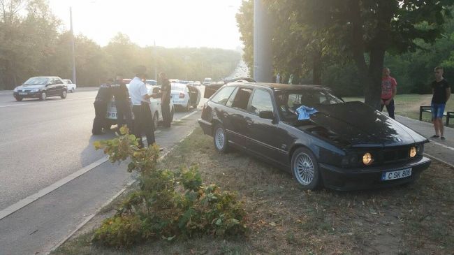 Accident grav la Ciocana. Un BMW s-a izbit violent de un copac