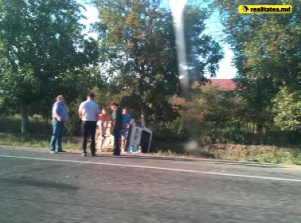 В Новых Аненах в результате столкновения автомобиль упал в канаву