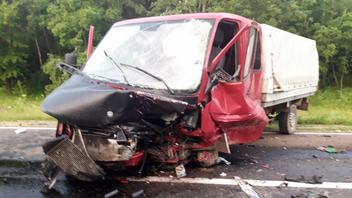 Accidentul dimineții: Două mașini au fost făcute zob. Sunt răniți