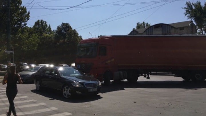 Accident pe strada Calea Ieşilor din Capitală. Un automobil s-a ciocnit cu un TIR