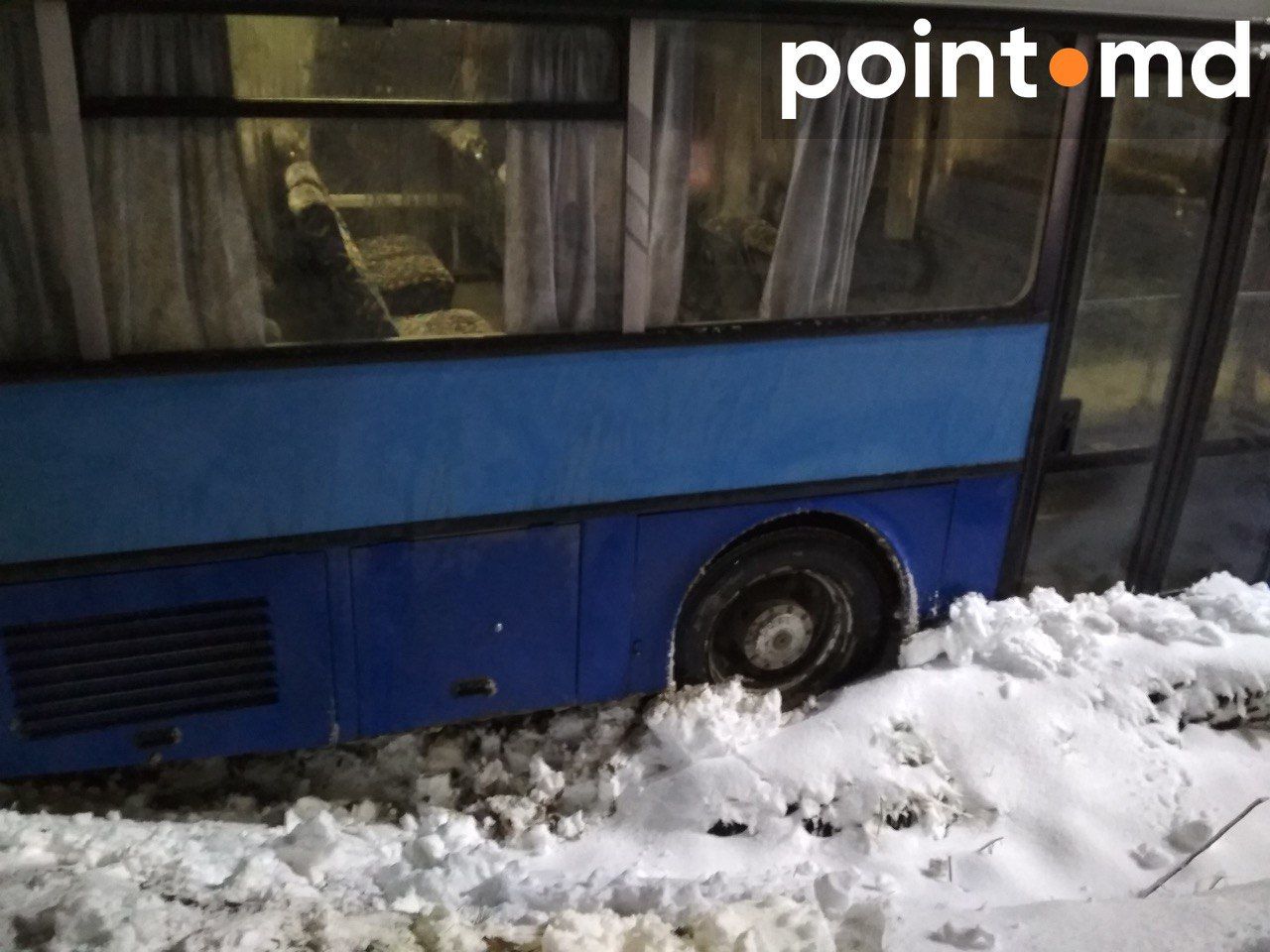 Около Чореску автобус с пассажирами угодил в кювет
