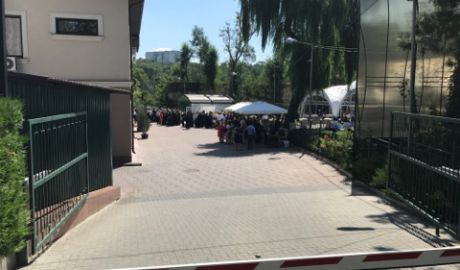 Духовник монастыря Чуфля в пост с помпой отметил День рождения
