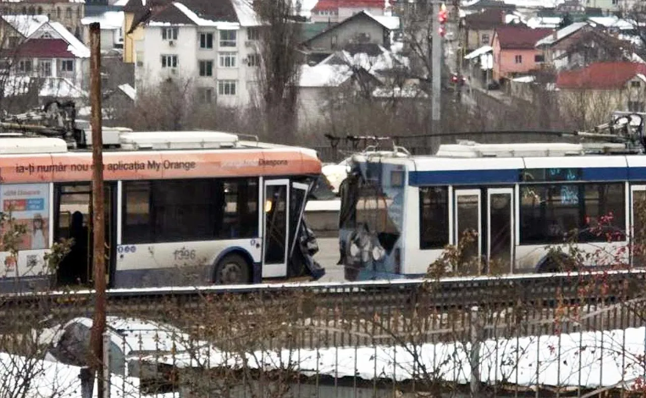 Accident cu implicarea a două troleibuze în Capitală