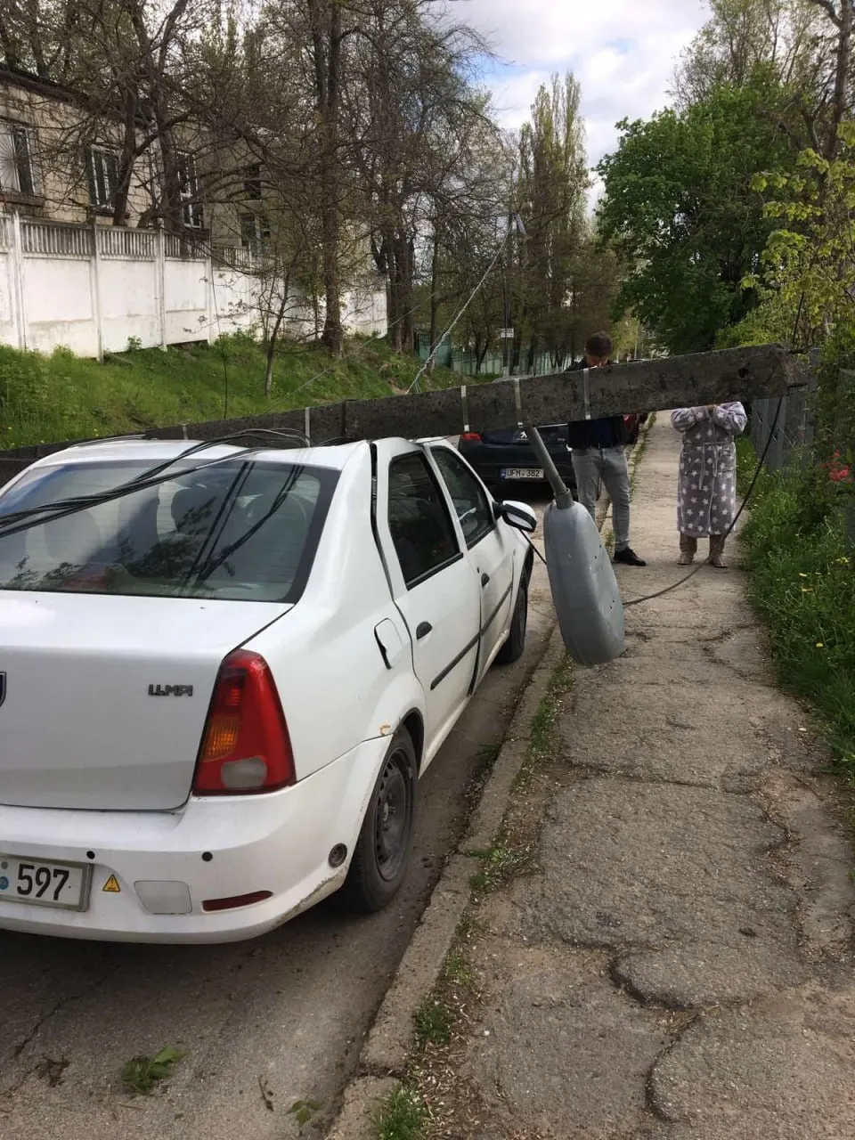 В столице опора ЛЭП упала на припаркованный автомобиль