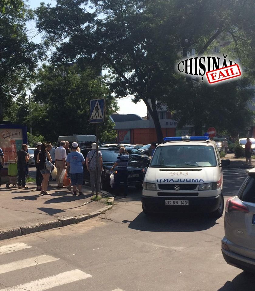 В столице на пешеходном переходе автомобиль сбил женщину