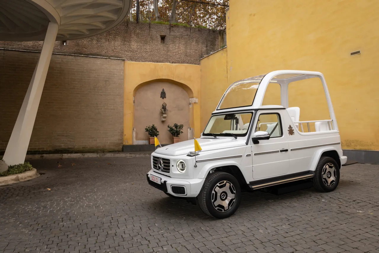 Compania Mercedes-Benz i-a oferit pentru prima dată în istorie un automobil electric Papei Francisc