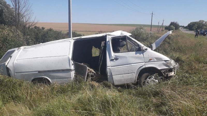 ДТП в Единцах: водитель не справился с управлением, авто слетело в кювет