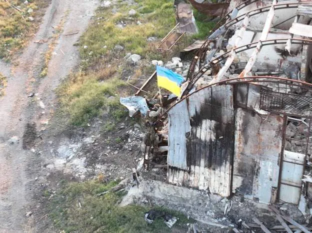 Украинские военные установили на острове Змеиный государственный флаг