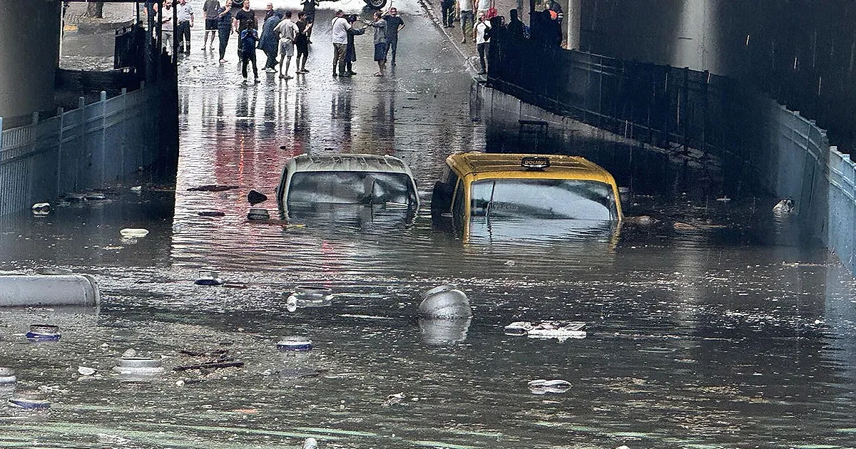 Străzile din Istanbul au fost inundate din cauza ploilor abundente