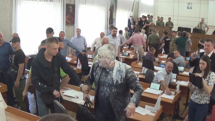 На Украине депутат горсовета открыл стрельбу во время сессии