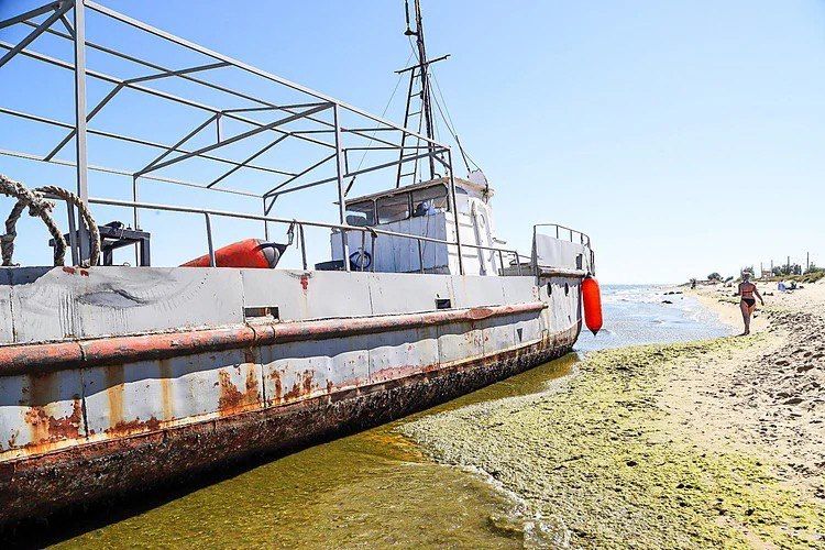 Судно прибило к пляжу и село на мель в Затоке