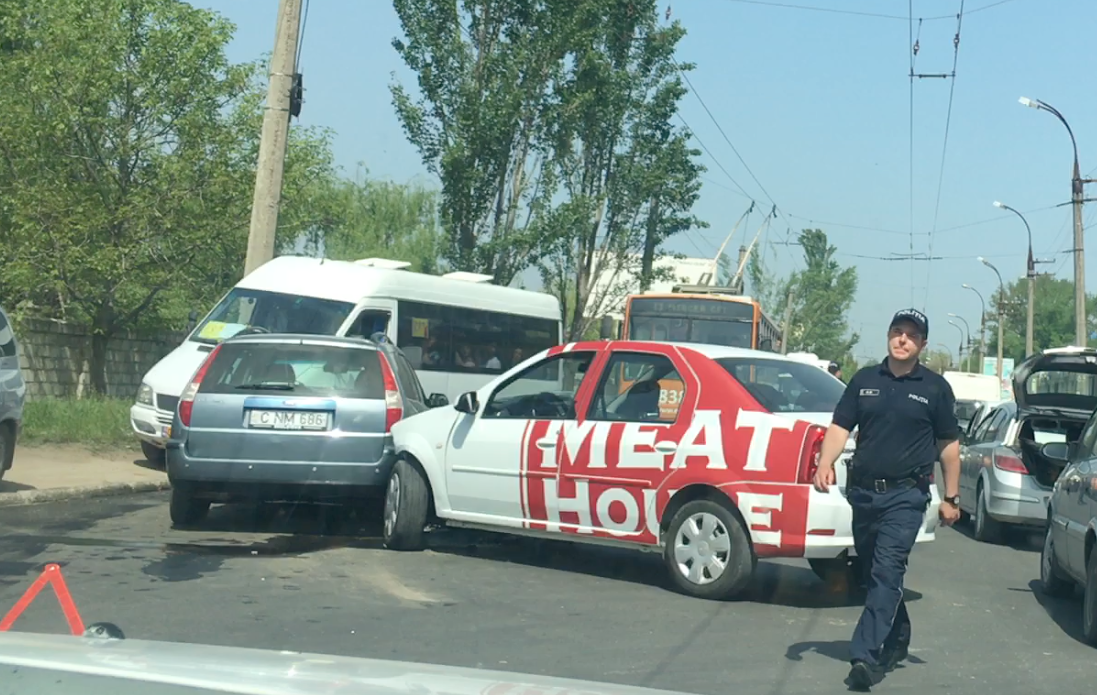 Ambuteiaj imens pe strada Uzinelor din capitala din cauza unui accident