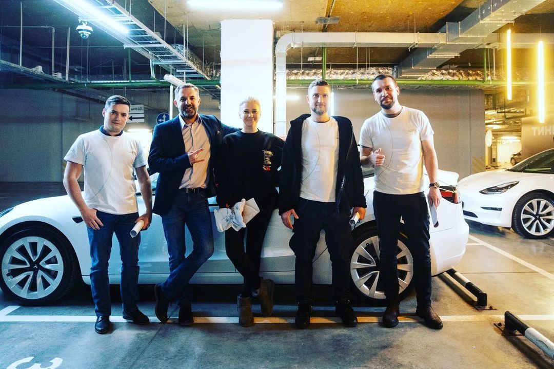 Тиньков подарил по Tesla пятерым сотрудникам в свой день рождения